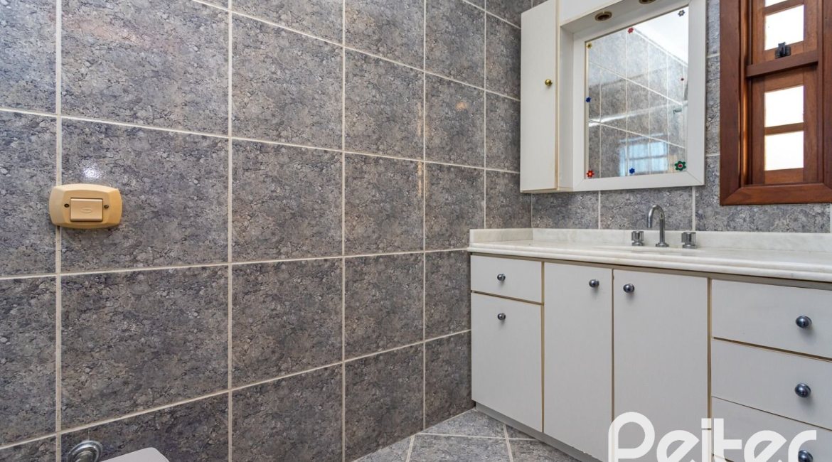 Casa à venda com 216m², 3 dormitórios, 2 suítes, 3 vagas, no bairro Espírito Santo em Porto Alegre