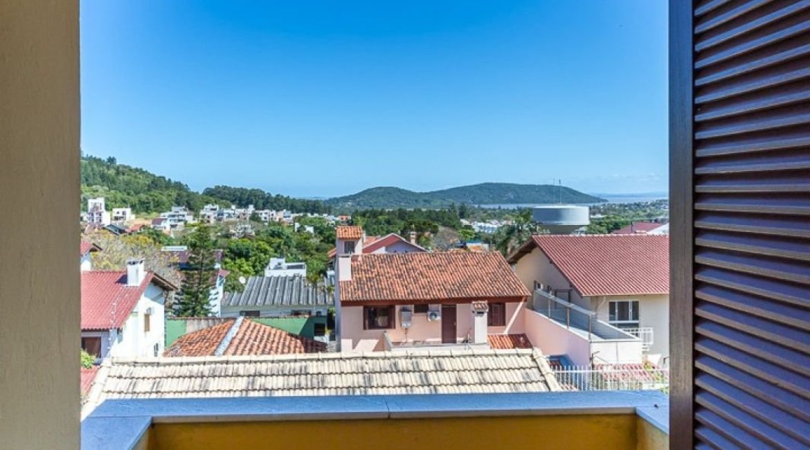 Casa à venda com 216m², 3 dormitórios, 2 suítes, 3 vagas, no bairro Espírito Santo em Porto Alegre