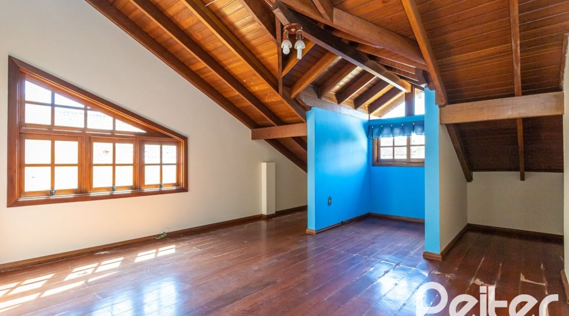 Casa à venda com 216m², 3 dormitórios, 2 suítes, 3 vagas, no bairro Espírito Santo em Porto Alegre