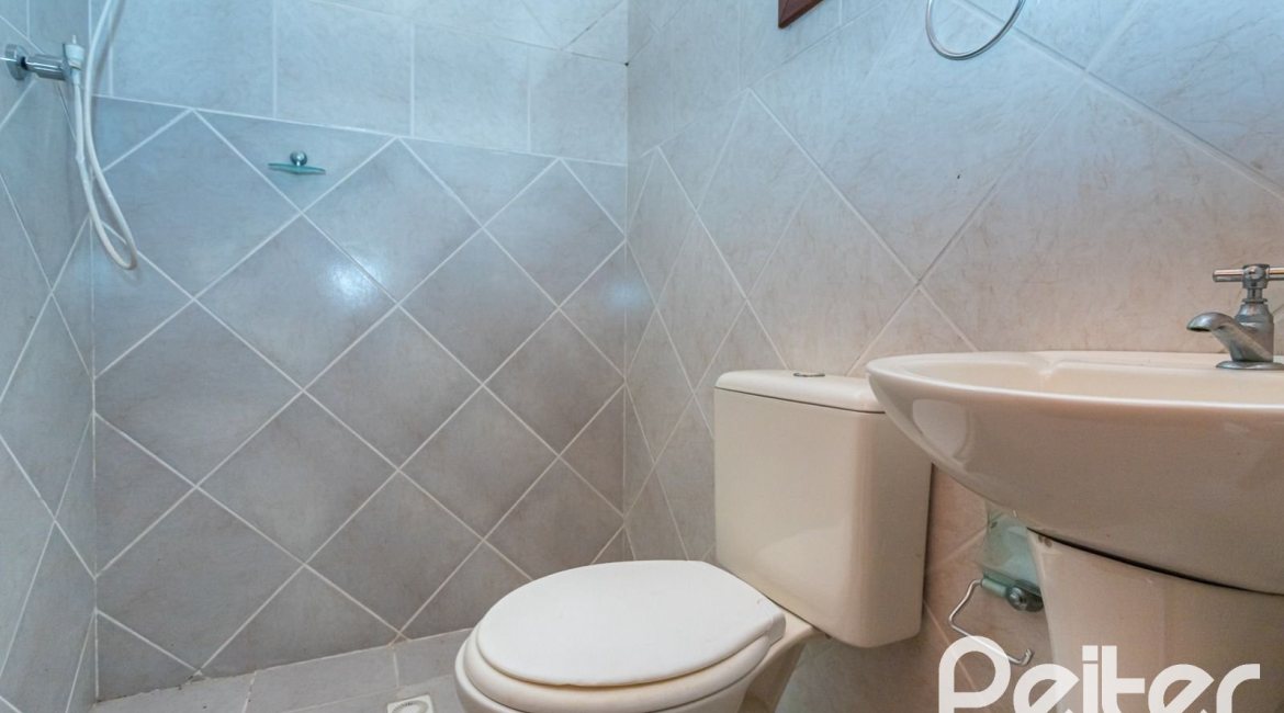 Casa à venda com 216m², 3 dormitórios, 2 suítes, 3 vagas, no bairro Espírito Santo em Porto Alegre