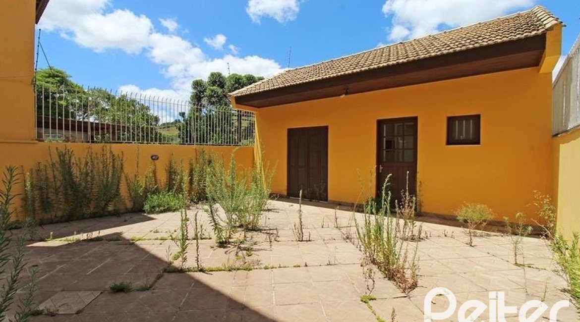Casa à venda com 216m², 3 dormitórios, 2 suítes, 3 vagas, no bairro Espírito Santo em Porto Alegre