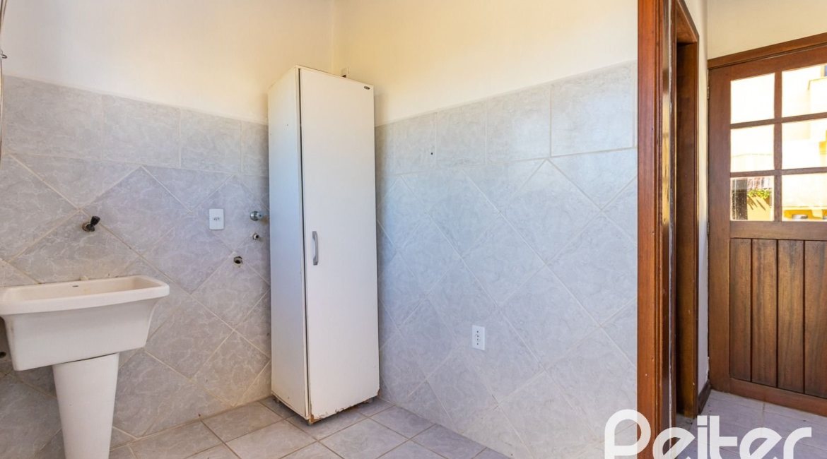 Casa à venda com 216m², 3 dormitórios, 2 suítes, 3 vagas, no bairro Espírito Santo em Porto Alegre