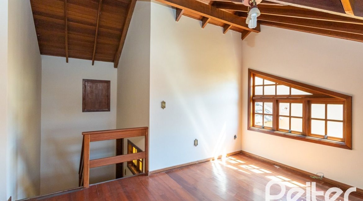 Casa à venda com 216m², 3 dormitórios, 2 suítes, 3 vagas, no bairro Espírito Santo em Porto Alegre