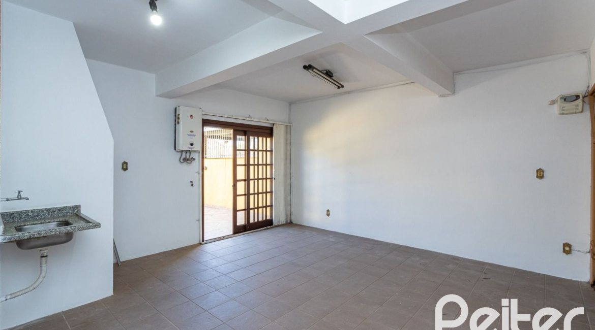 Casa à venda com 216m², 3 dormitórios, 2 suítes, 3 vagas, no bairro Espírito Santo em Porto Alegre