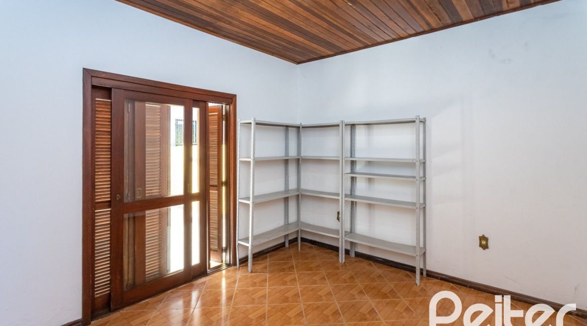 Casa à venda com 216m², 3 dormitórios, 2 suítes, 3 vagas, no bairro Espírito Santo em Porto Alegre