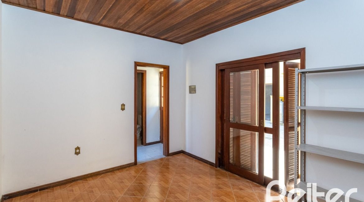 Casa à venda com 216m², 3 dormitórios, 2 suítes, 3 vagas, no bairro Espírito Santo em Porto Alegre