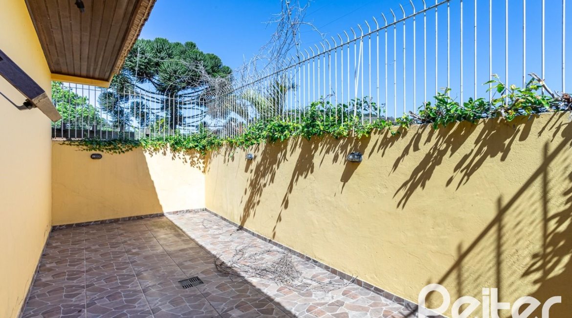 Casa à venda com 216m², 3 dormitórios, 2 suítes, 3 vagas, no bairro Espírito Santo em Porto Alegre