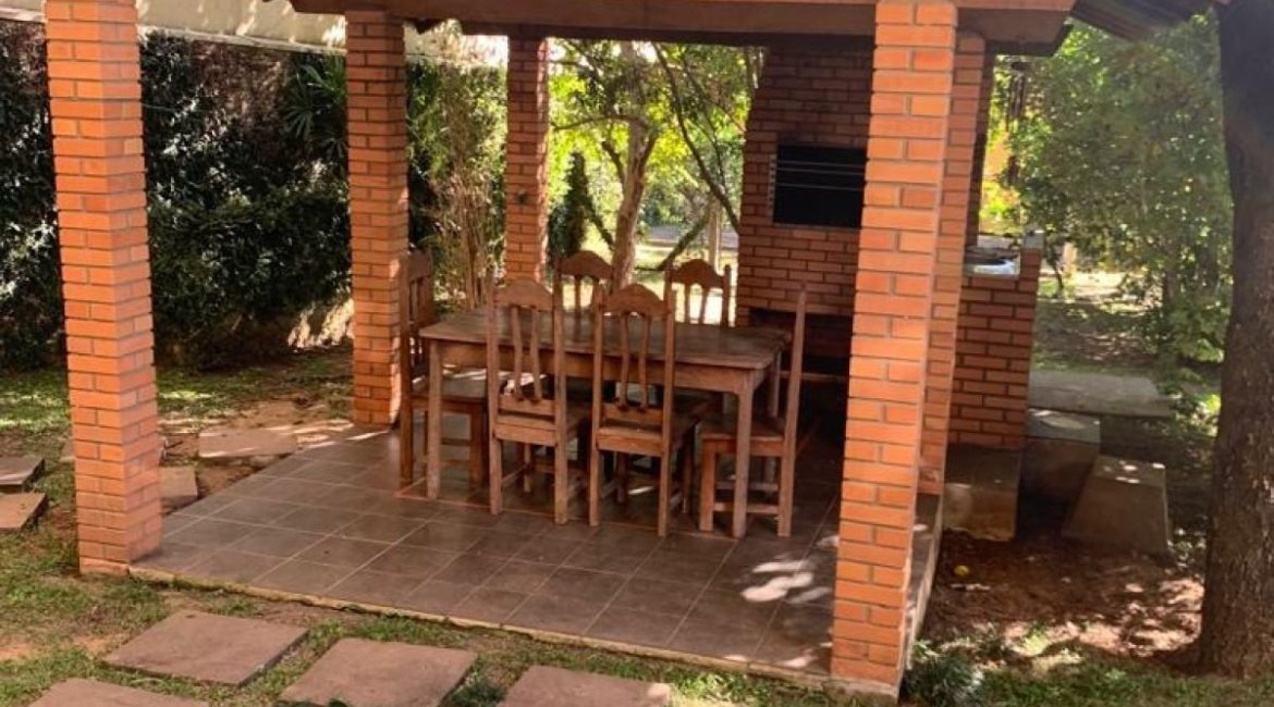 Casa à venda com 308m², 3 dormitórios, 1 suíte, 5 vagas, no bairro Cristal em Porto Alegre