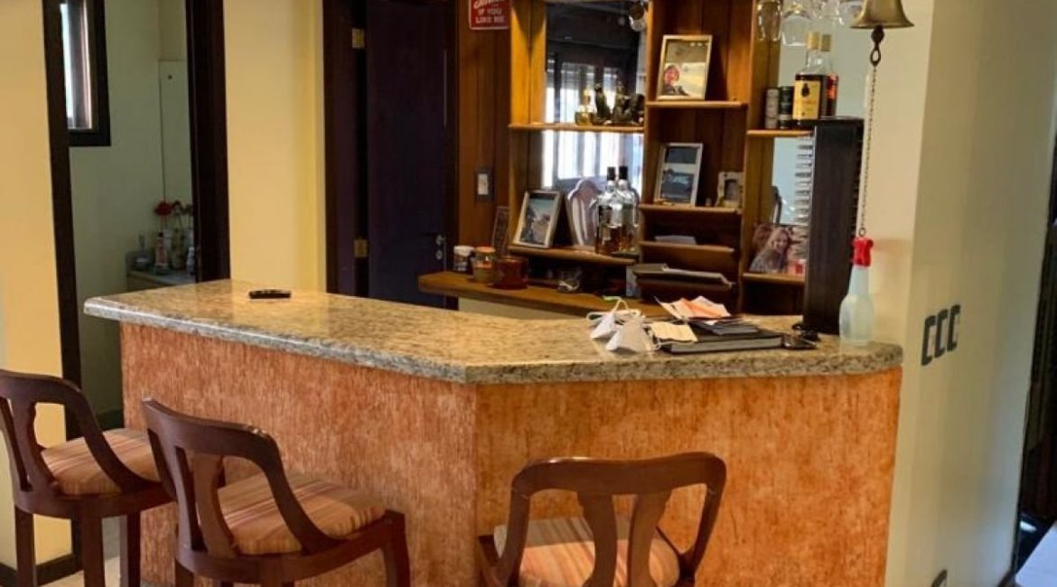 Casa à venda com 308m², 3 dormitórios, 1 suíte, 5 vagas, no bairro Cristal em Porto Alegre