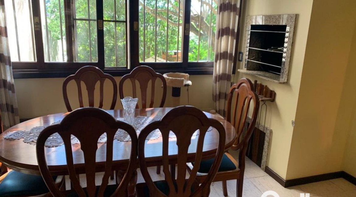 Casa à venda com 308m², 3 dormitórios, 1 suíte, 5 vagas, no bairro Cristal em Porto Alegre