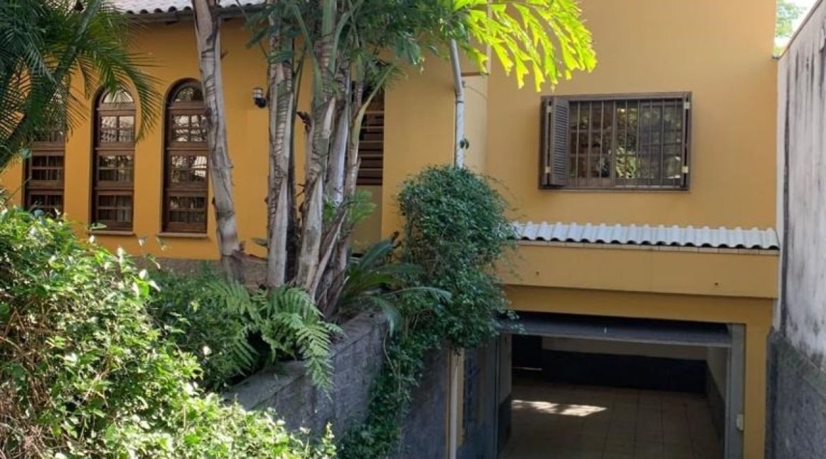 Casa à venda com 308m², 3 dormitórios, 1 suíte, 5 vagas, no bairro Cristal em Porto Alegre