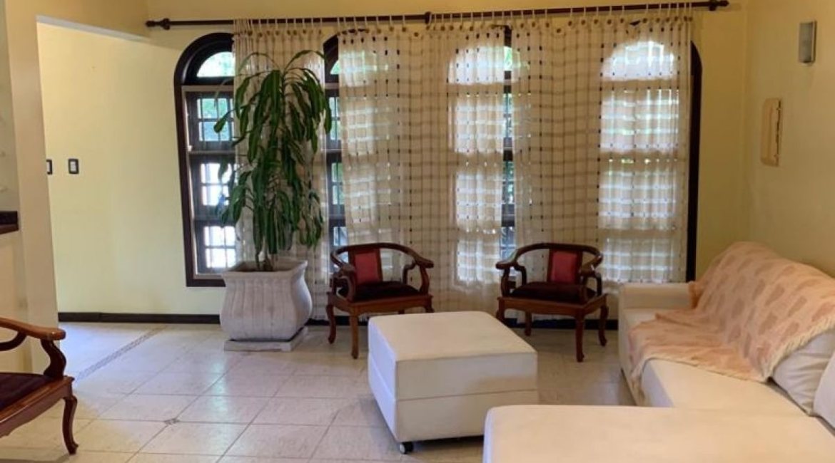 Casa à venda com 308m², 3 dormitórios, 1 suíte, 5 vagas, no bairro Cristal em Porto Alegre