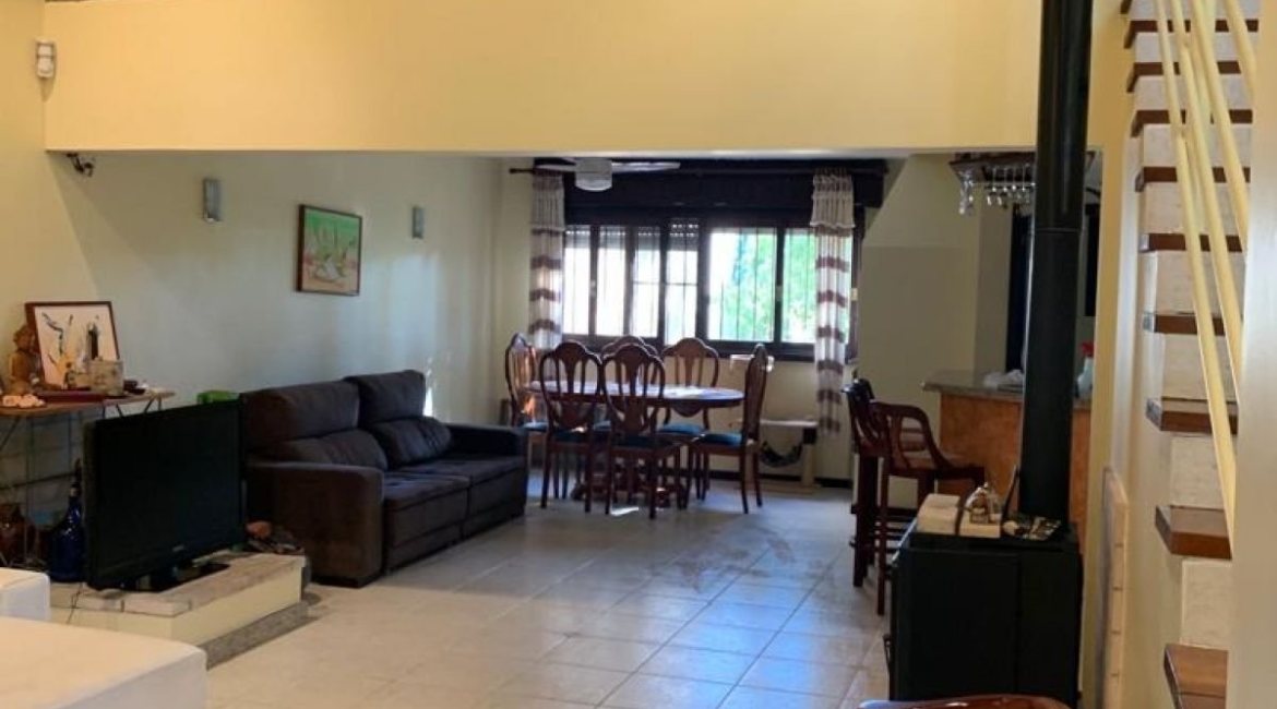 Casa à venda com 308m², 3 dormitórios, 1 suíte, 5 vagas, no bairro Cristal em Porto Alegre