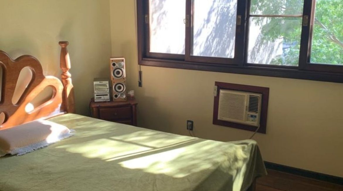 Casa à venda com 308m², 3 dormitórios, 1 suíte, 5 vagas, no bairro Cristal em Porto Alegre