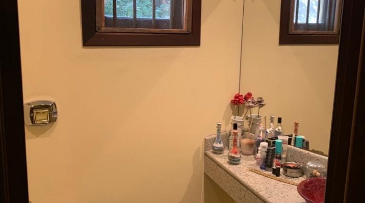 Casa à venda com 308m², 3 dormitórios, 1 suíte, 5 vagas, no bairro Cristal em Porto Alegre