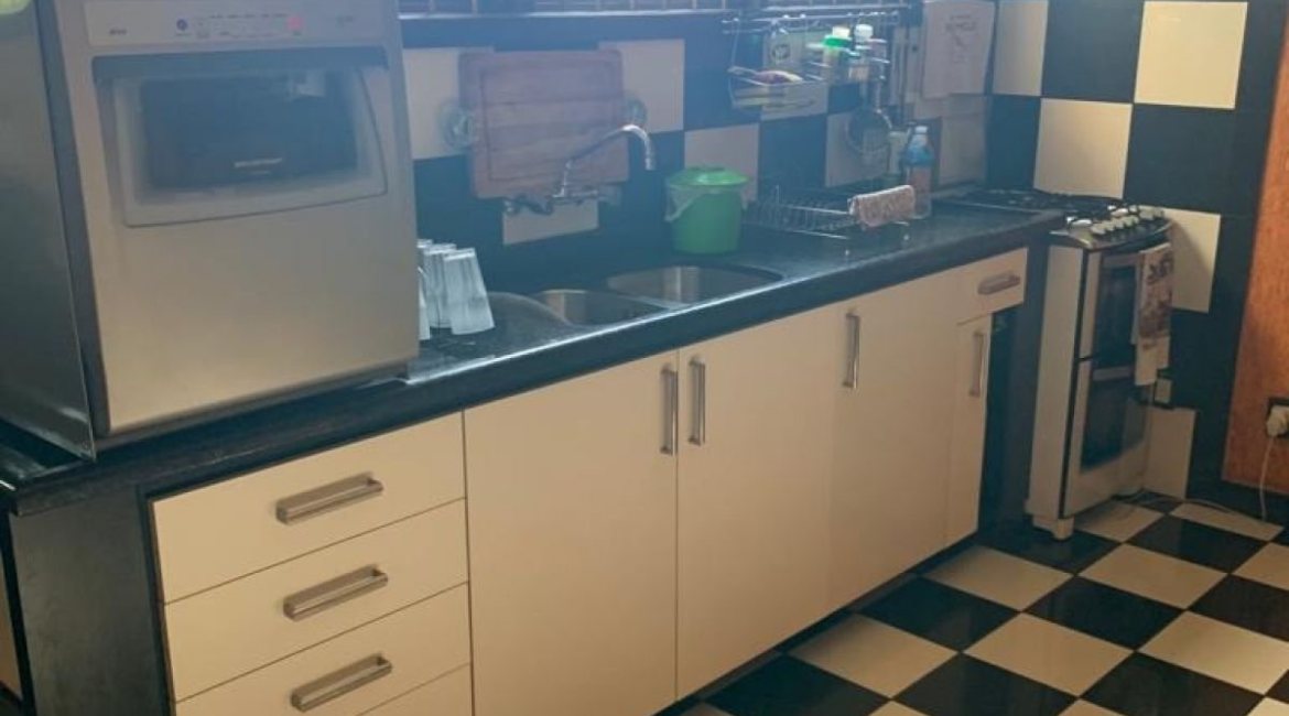 Casa à venda com 308m², 3 dormitórios, 1 suíte, 5 vagas, no bairro Cristal em Porto Alegre