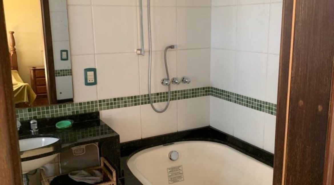 Casa à venda com 308m², 3 dormitórios, 1 suíte, 5 vagas, no bairro Cristal em Porto Alegre