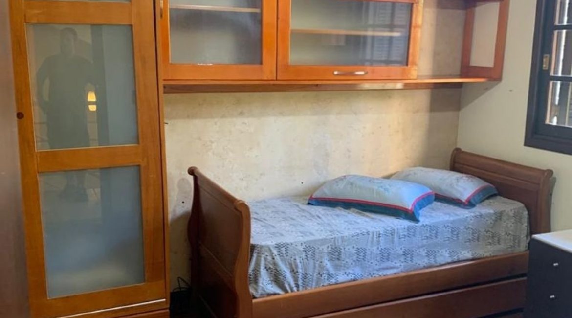 Casa à venda com 308m², 3 dormitórios, 1 suíte, 5 vagas, no bairro Cristal em Porto Alegre