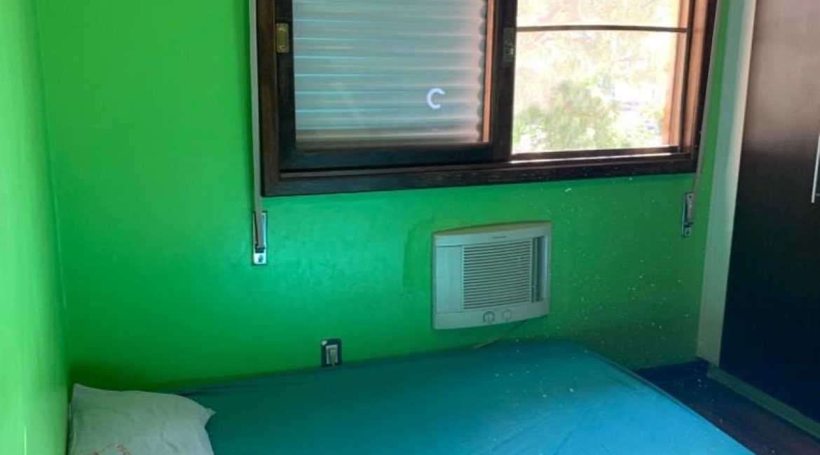 Casa à venda com 308m², 3 dormitórios, 1 suíte, 5 vagas, no bairro Cristal em Porto Alegre