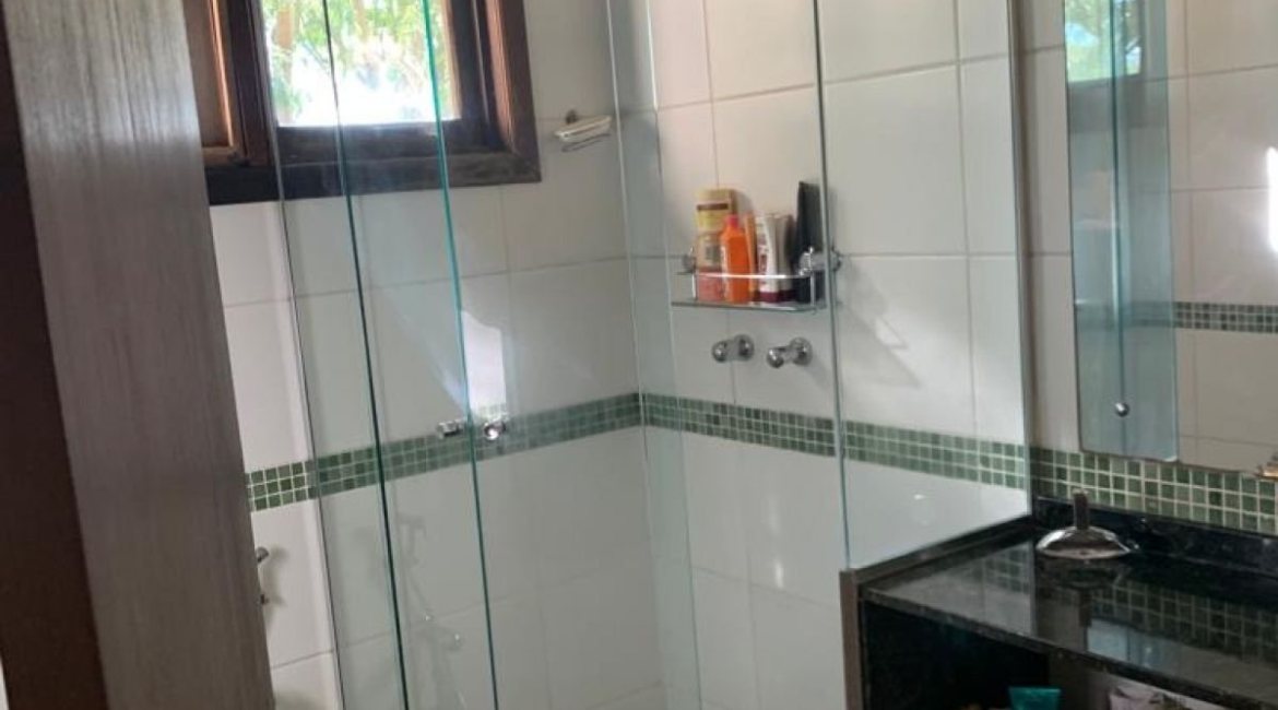 Casa à venda com 308m², 3 dormitórios, 1 suíte, 5 vagas, no bairro Cristal em Porto Alegre