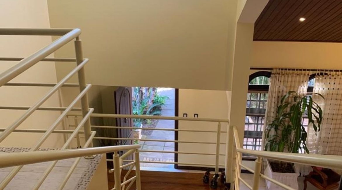 Casa à venda com 308m², 3 dormitórios, 1 suíte, 5 vagas, no bairro Cristal em Porto Alegre