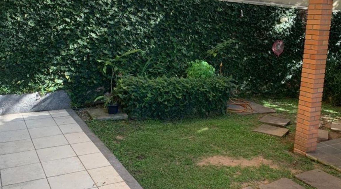 Casa à venda com 308m², 3 dormitórios, 1 suíte, 5 vagas, no bairro Cristal em Porto Alegre