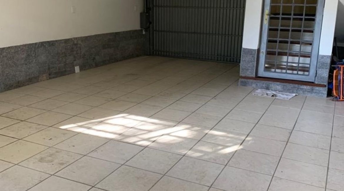 Casa à venda com 308m², 3 dormitórios, 1 suíte, 5 vagas, no bairro Cristal em Porto Alegre