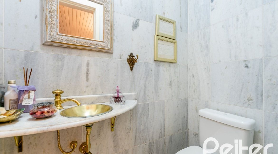 Casa à venda com 350m², 4 dormitórios, 4 suítes, 4 vagas, no bairro Tristeza em Porto Alegre