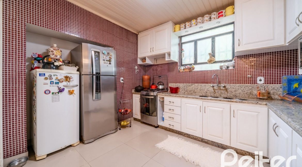 Casa à venda com 350m², 4 dormitórios, 4 suítes, 4 vagas, no bairro Tristeza em Porto Alegre