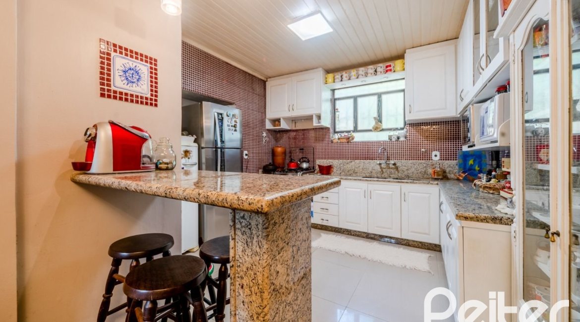 Casa à venda com 350m², 4 dormitórios, 4 suítes, 4 vagas, no bairro Tristeza em Porto Alegre