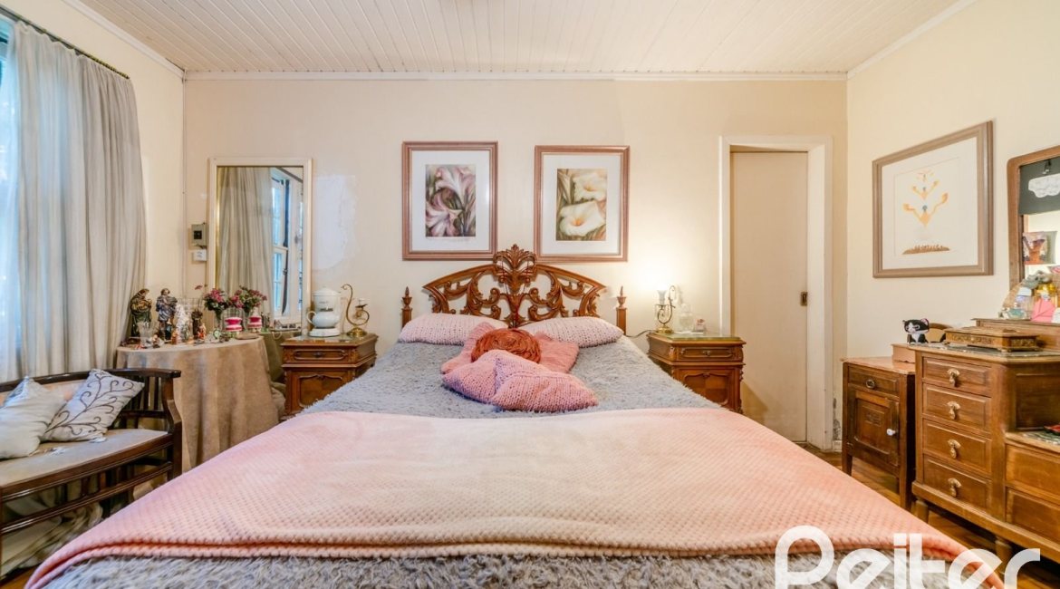 Casa à venda com 350m², 4 dormitórios, 4 suítes, 4 vagas, no bairro Tristeza em Porto Alegre