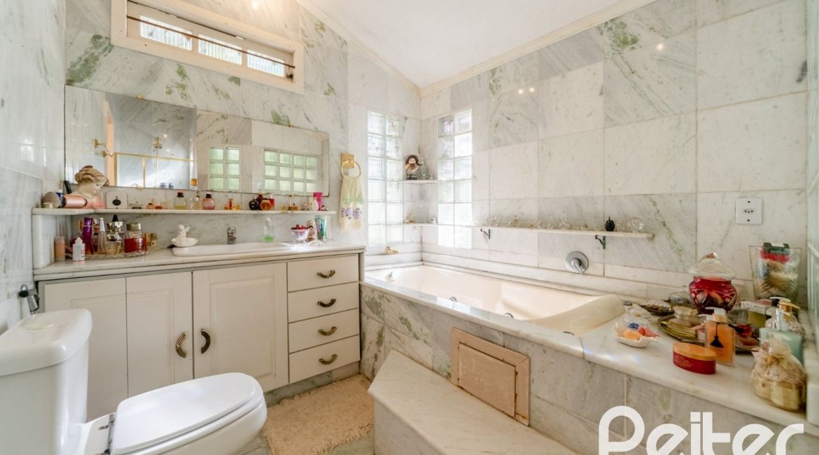 Casa à venda com 350m², 4 dormitórios, 4 suítes, 4 vagas, no bairro Tristeza em Porto Alegre