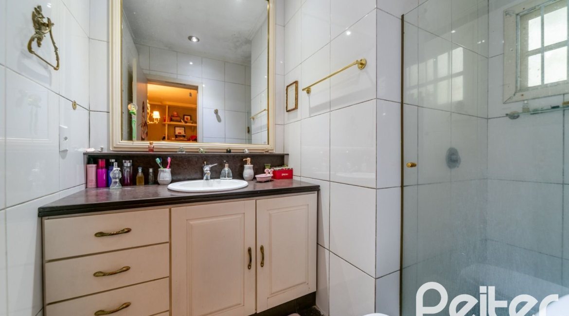 Casa à venda com 350m², 4 dormitórios, 4 suítes, 4 vagas, no bairro Tristeza em Porto Alegre