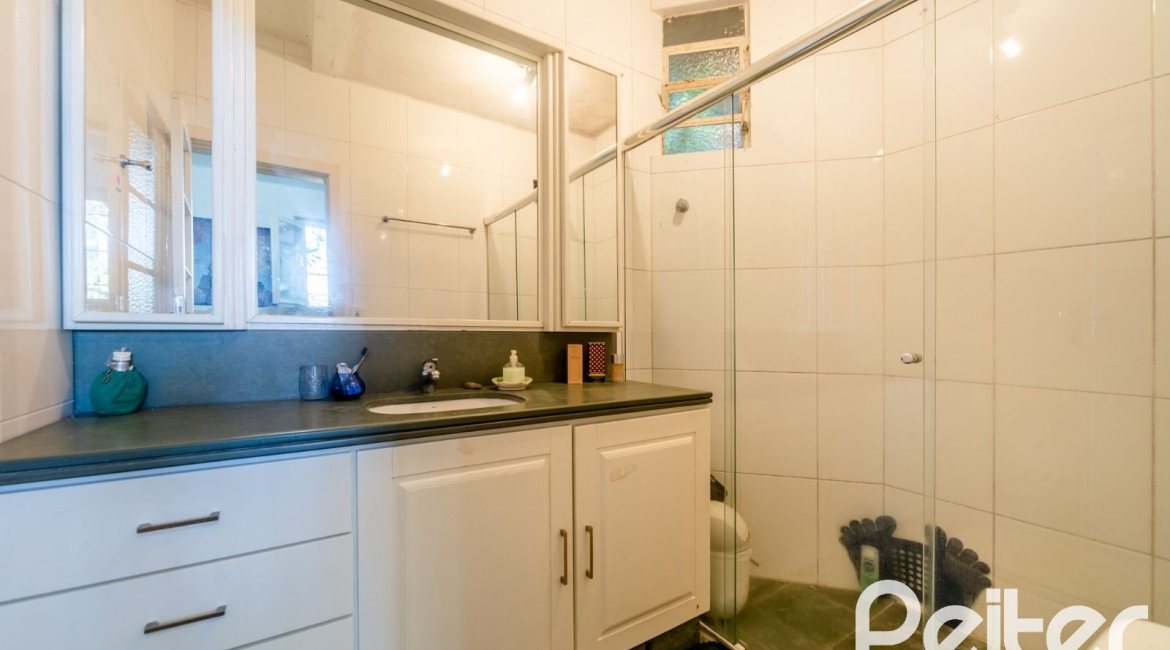 Casa à venda com 350m², 4 dormitórios, 4 suítes, 4 vagas, no bairro Tristeza em Porto Alegre