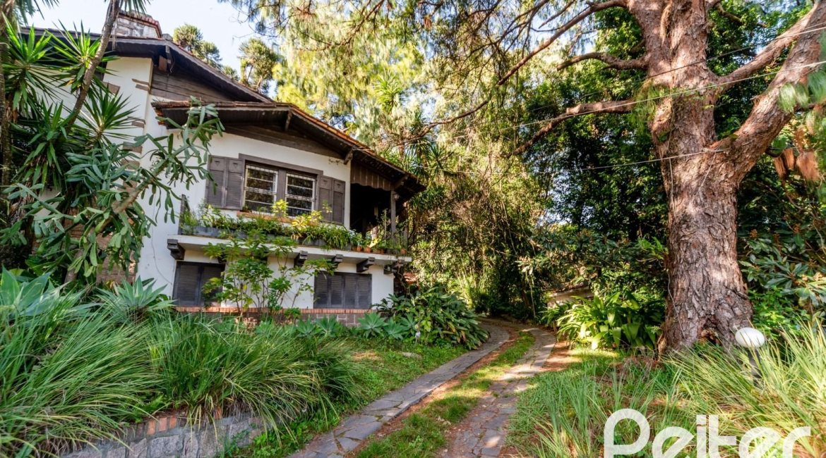 Casa à venda com 350m², 4 dormitórios, 4 suítes, 4 vagas, no bairro Tristeza em Porto Alegre