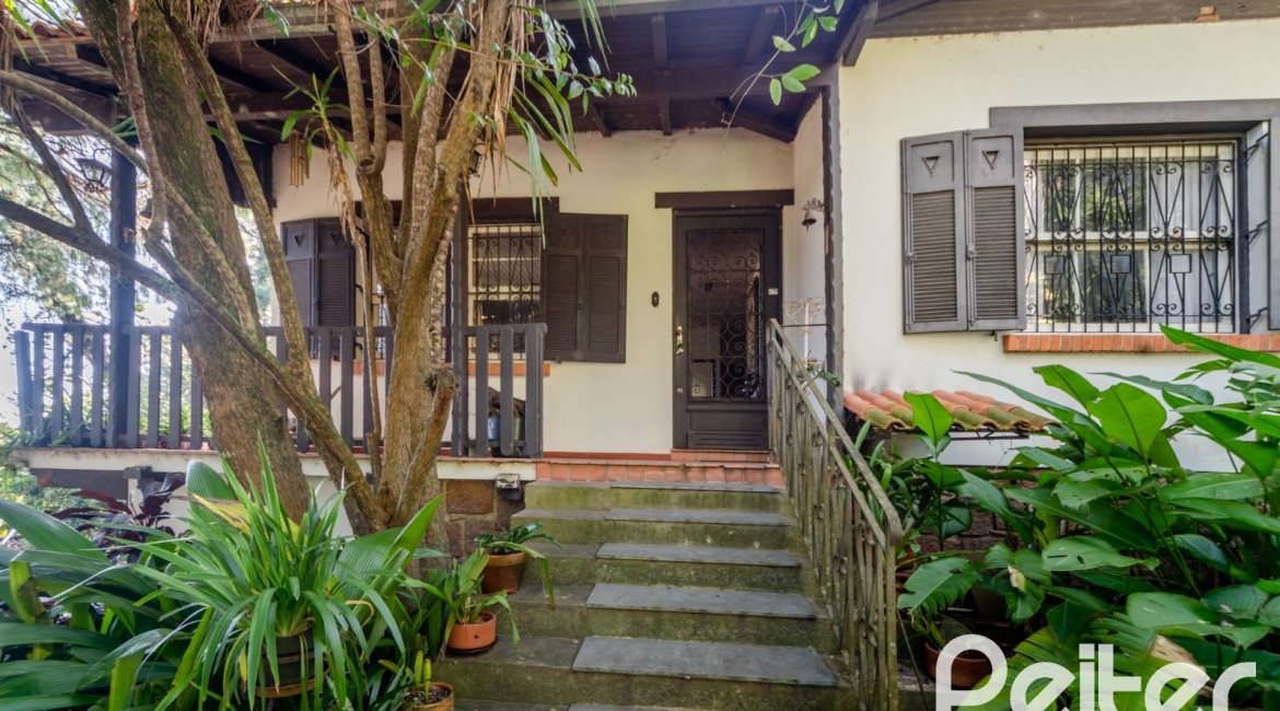 Casa à venda com 350m², 4 dormitórios, 4 suítes, 4 vagas, no bairro Tristeza em Porto Alegre