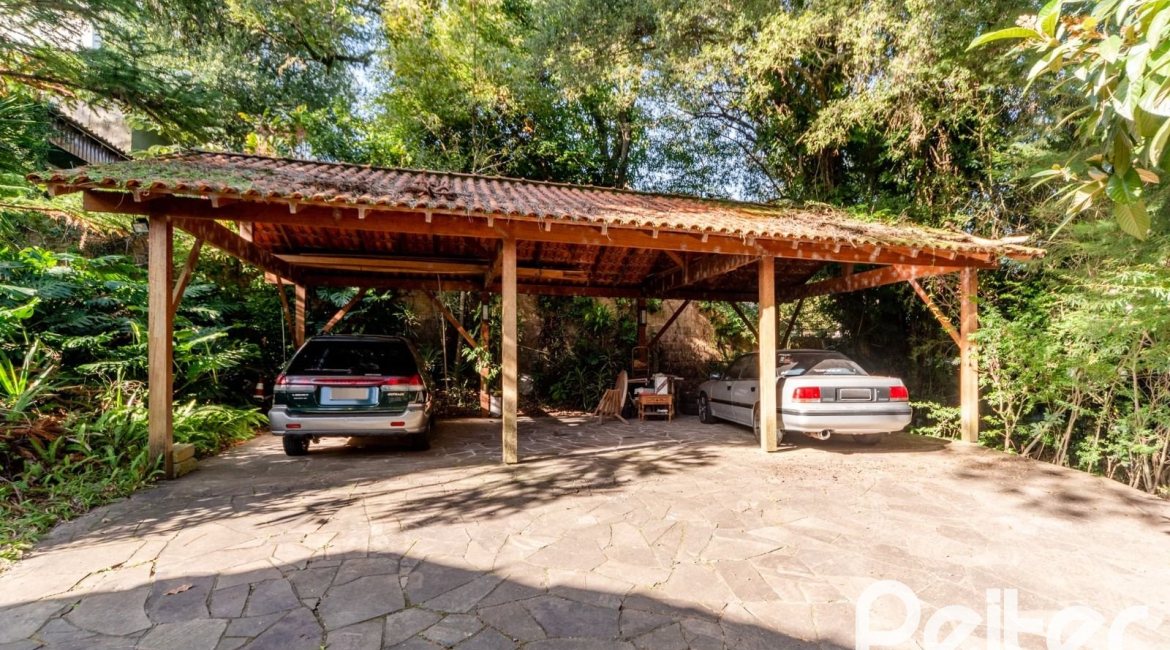 Casa à venda com 350m², 4 dormitórios, 4 suítes, 4 vagas, no bairro Tristeza em Porto Alegre