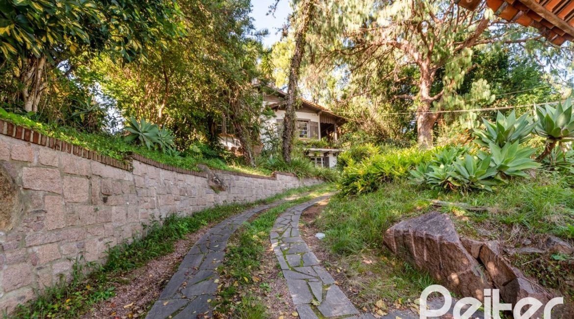 Casa à venda com 350m², 4 dormitórios, 4 suítes, 4 vagas, no bairro Tristeza em Porto Alegre