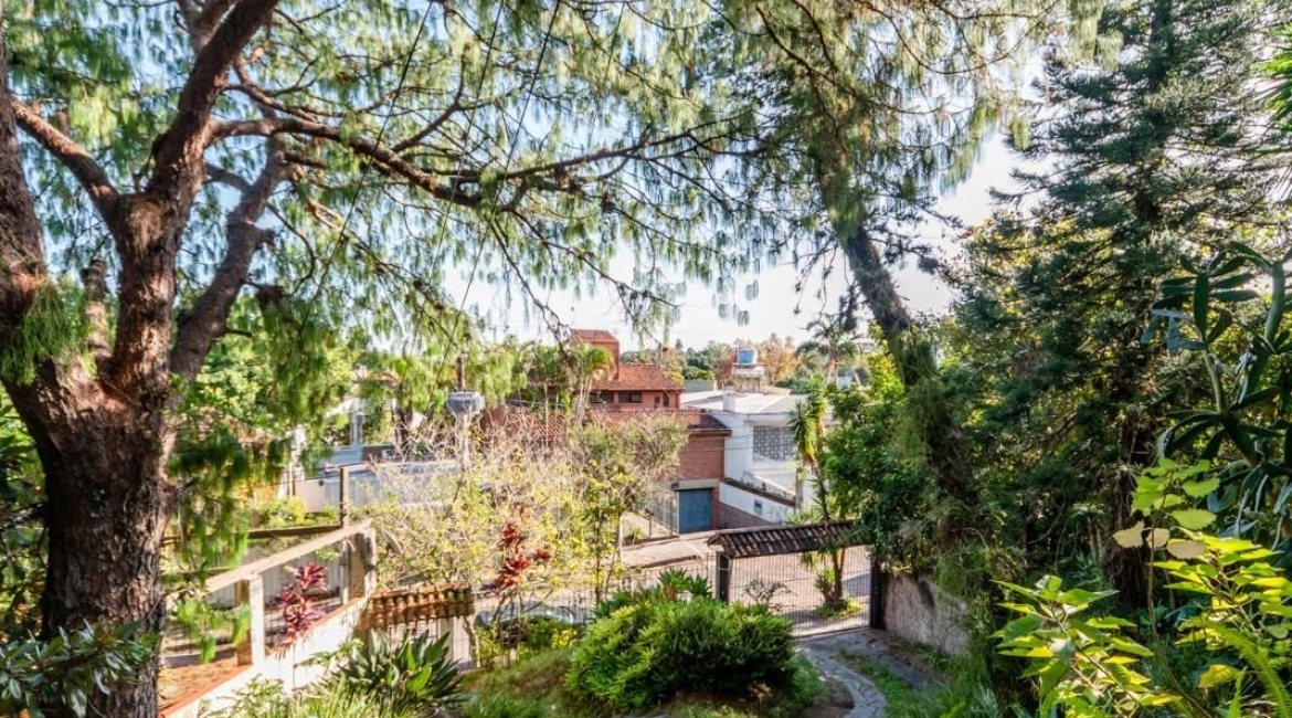 Casa à venda com 350m², 4 dormitórios, 4 suítes, 4 vagas, no bairro Tristeza em Porto Alegre