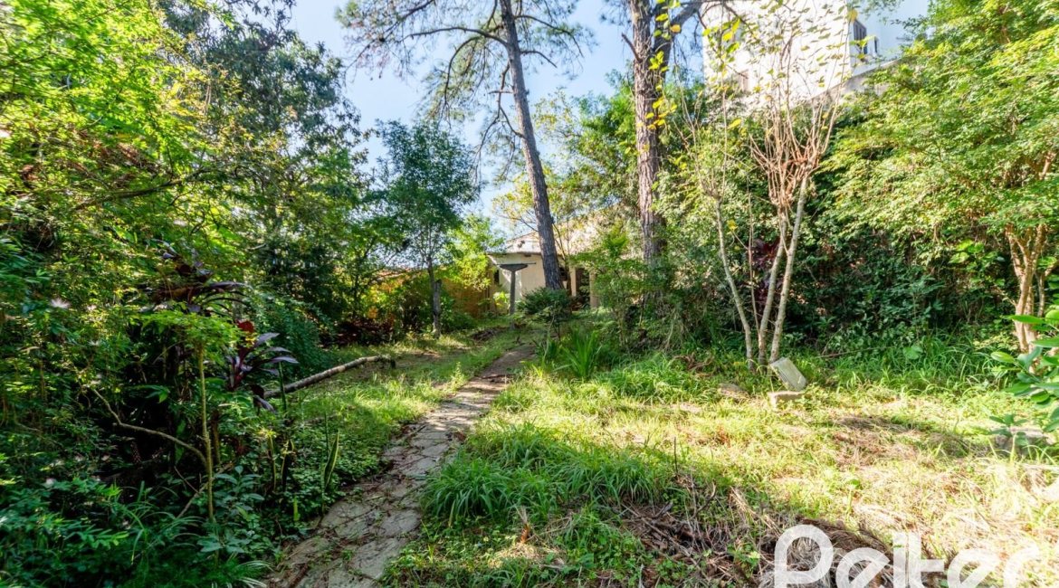 Casa à venda com 350m², 4 dormitórios, 4 suítes, 4 vagas, no bairro Tristeza em Porto Alegre