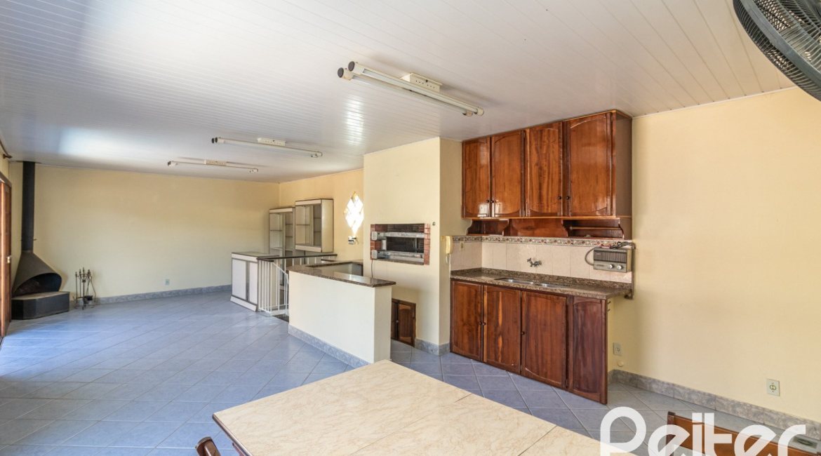 Casa à venda com 309m², 4 dormitórios, 1 suíte, 4 vagas, no bairro Ipanema em Porto Alegre