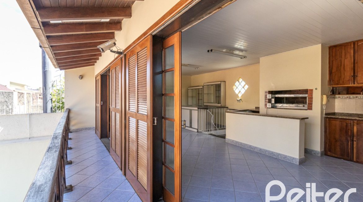 Casa à venda com 309m², 4 dormitórios, 1 suíte, 4 vagas, no bairro Ipanema em Porto Alegre