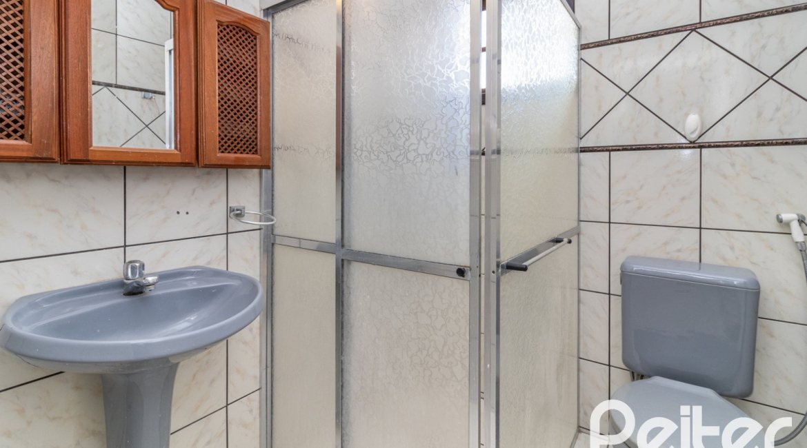 Casa à venda com 309m², 4 dormitórios, 1 suíte, 4 vagas, no bairro Ipanema em Porto Alegre