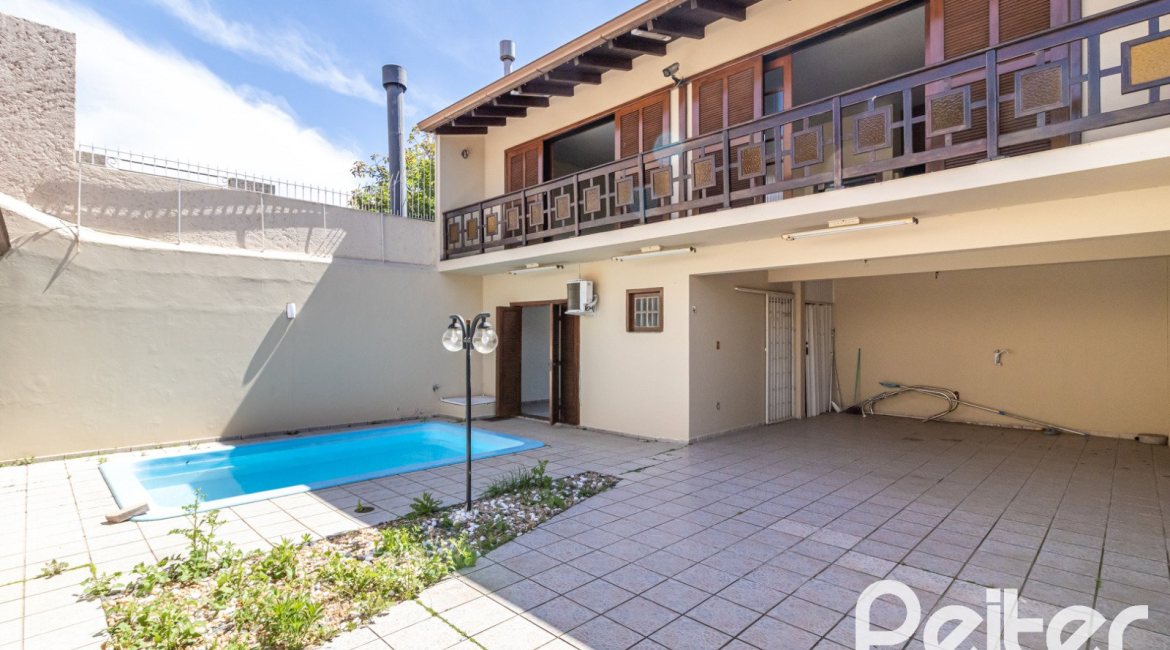 Casa à venda com 309m², 4 dormitórios, 1 suíte, 4 vagas, no bairro Ipanema em Porto Alegre