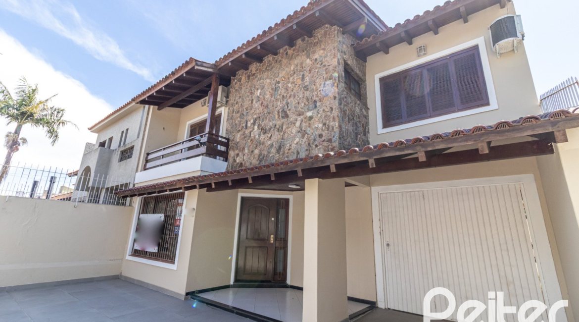 Casa à venda com 309m², 4 dormitórios, 1 suíte, 4 vagas, no bairro Ipanema em Porto Alegre