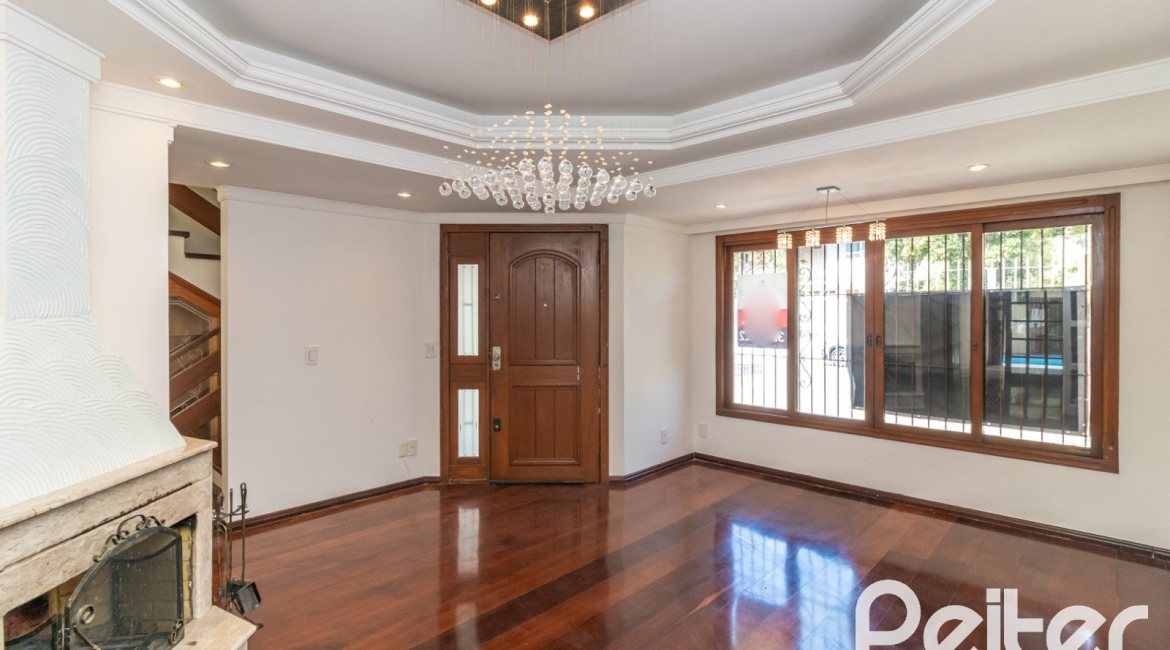 Casa à venda com 309m², 4 dormitórios, 1 suíte, 4 vagas, no bairro Ipanema em Porto Alegre