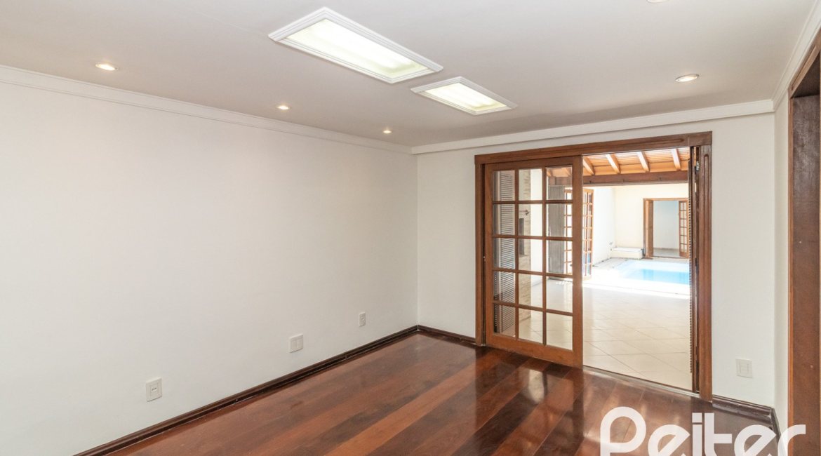 Casa à venda com 309m², 4 dormitórios, 1 suíte, 4 vagas, no bairro Ipanema em Porto Alegre