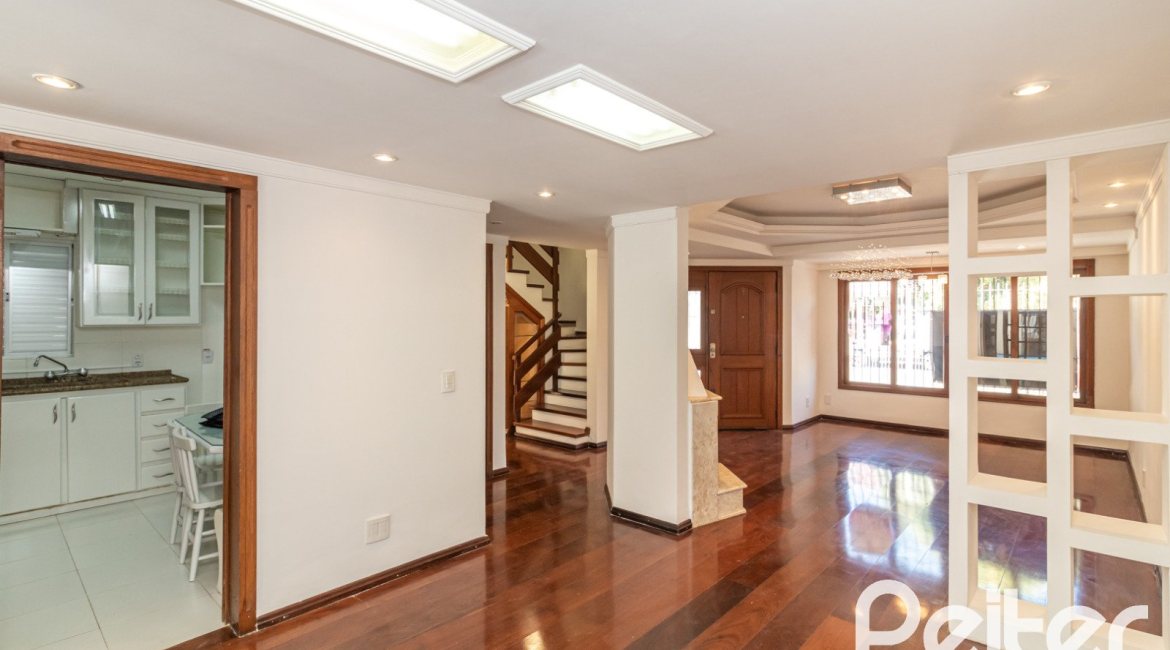 Casa à venda com 309m², 4 dormitórios, 1 suíte, 4 vagas, no bairro Ipanema em Porto Alegre