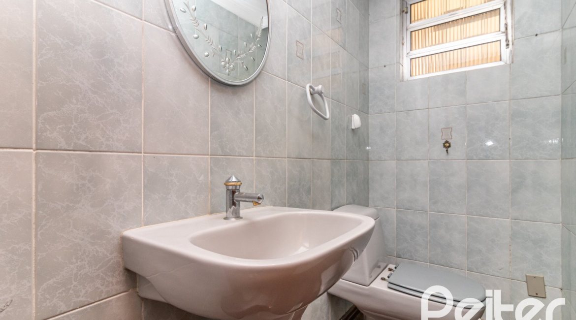 Casa à venda com 309m², 4 dormitórios, 1 suíte, 4 vagas, no bairro Ipanema em Porto Alegre