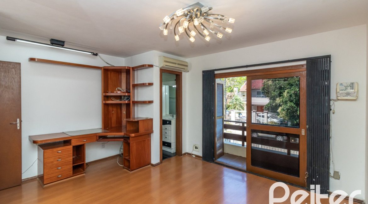 Casa à venda com 309m², 4 dormitórios, 1 suíte, 4 vagas, no bairro Ipanema em Porto Alegre